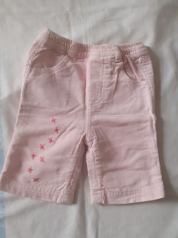 Pantalon rose en velours côtelé motif étoiles fushia