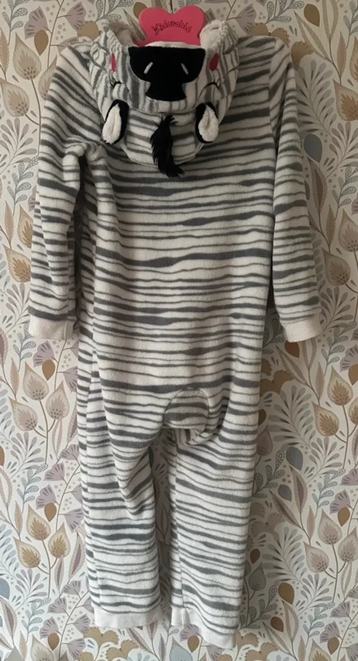 Pyjama zèbre DPAM 6/8 ans en excellent état