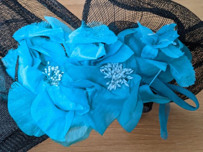 Bandeau mariage noir et fleurs turquoise - photo numéro 3