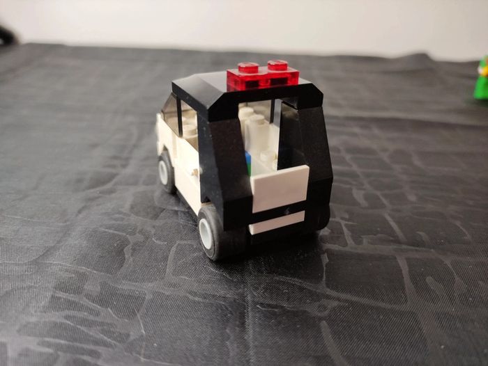 Petite voiture noire et blanche LEGO - photo numéro 4