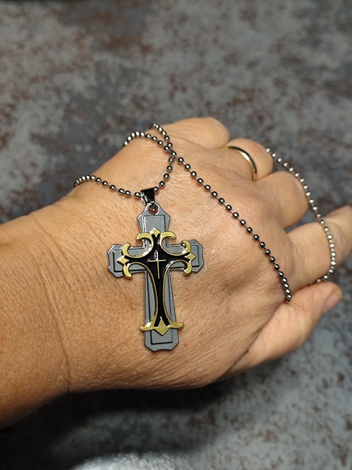 Chaîne et pendentif croix - photo numéro 2
