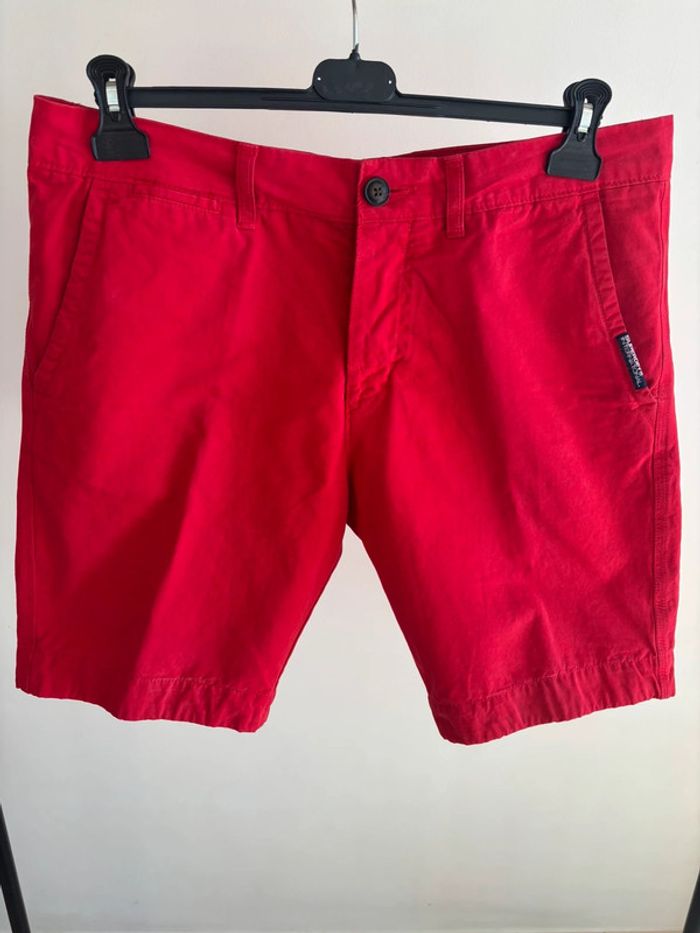 Short bermuda rouge golfeur
