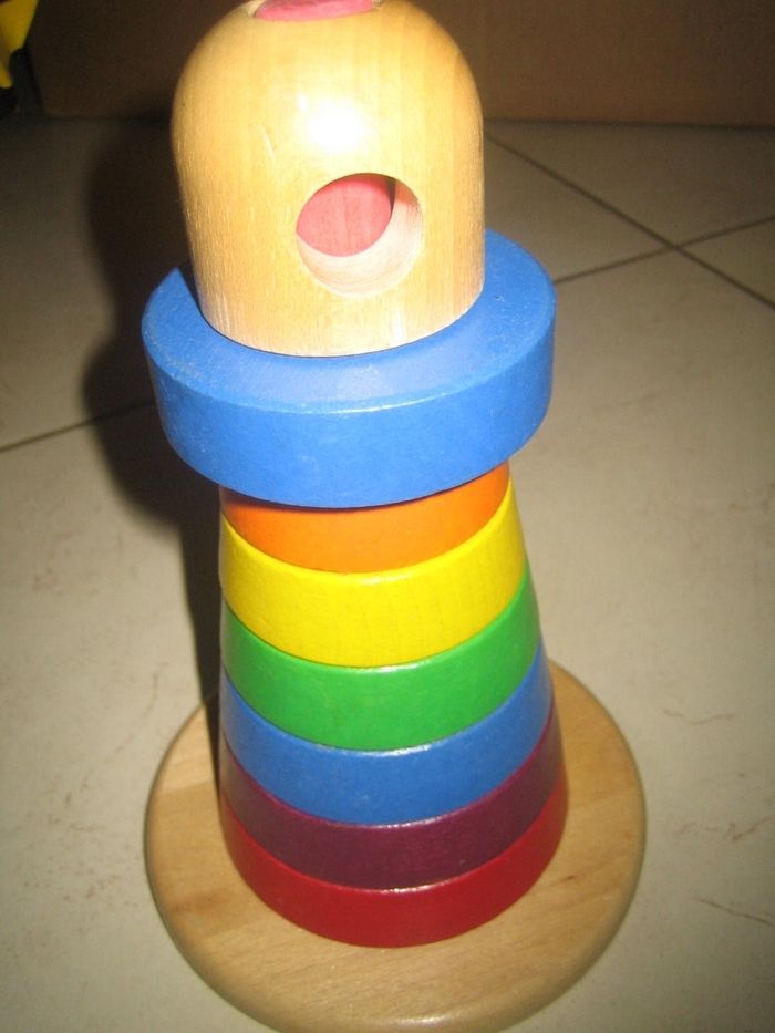 Jeu en bois qui s'empile pyramide neuf