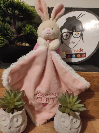 Doudou Et Compagnie Lapin Rose Bisous Pâquerette plat mouchoir #geektradedoudou