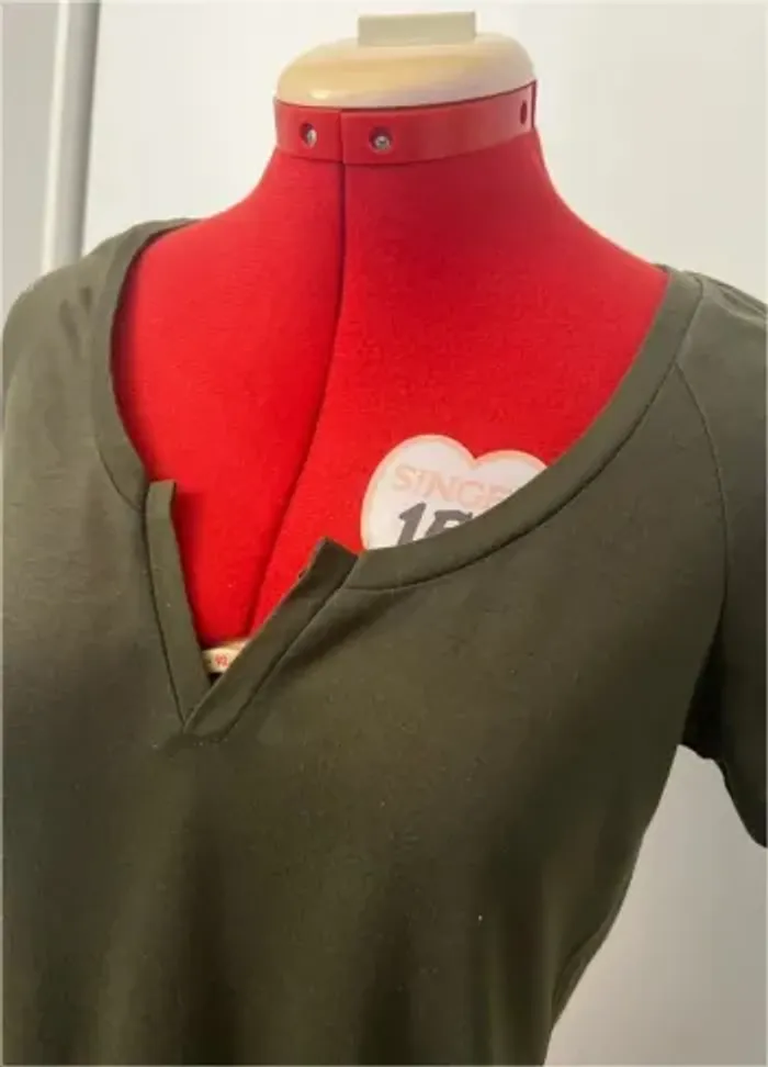 Blouse manches courtes kaki épaules avec détails métalliques Jennyfer - photo numéro 2