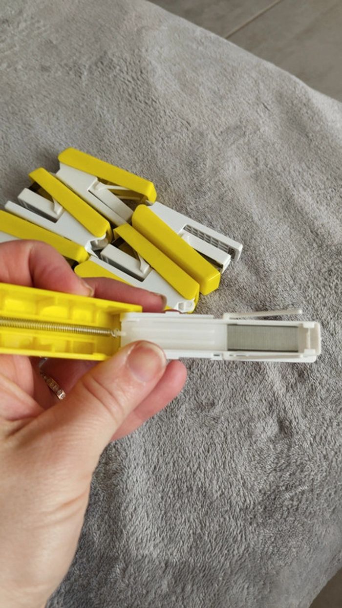 Lot de 12 petites agrapheuses jaune et blanche - photo numéro 4