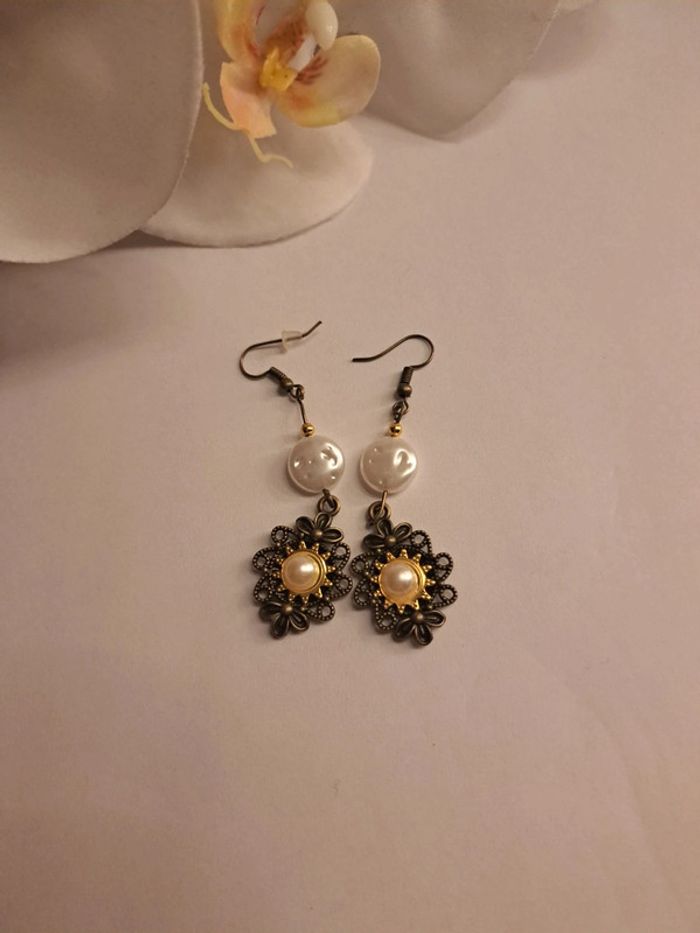 Boucles d'oreilles pendante blanches et bronze - photo numéro 2