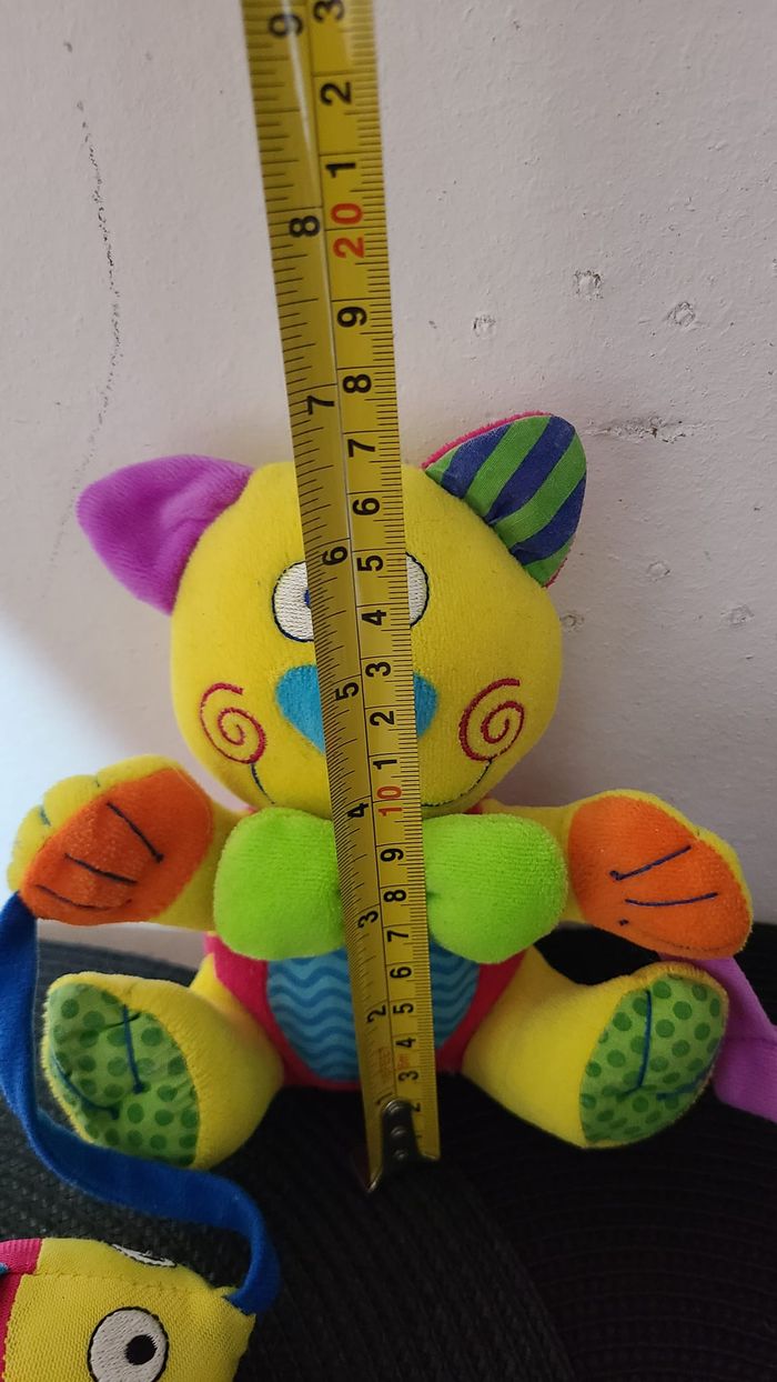 Kitten Baby Toy colorée. Jouet coloré de bébé de développement Chaton tenant un poisson et un hoche - photo numéro 3