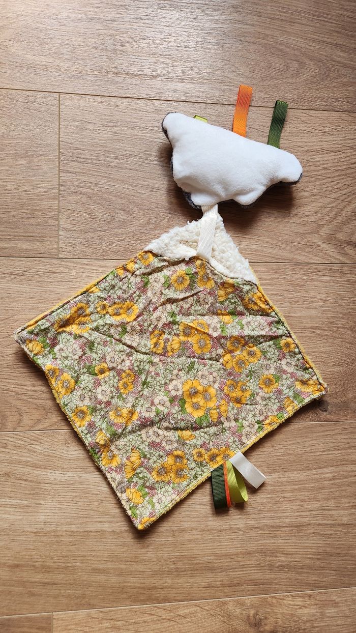 Doudou étiquette nuage fait main style liberty - photo numéro 2