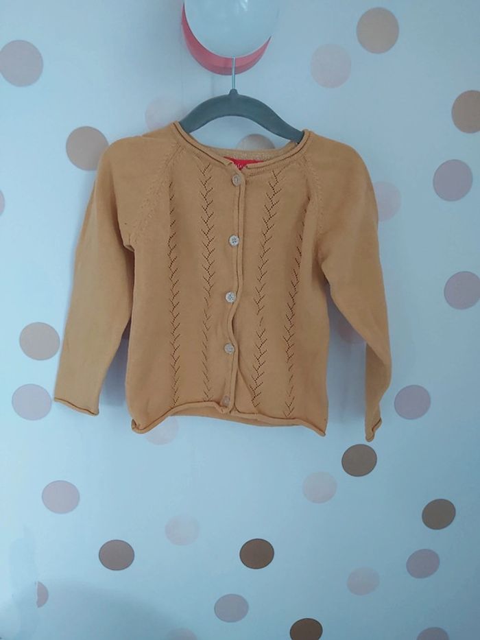 🦋 Gilet moutarde 24m