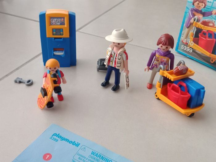Playmobil Famille de vacanciers et la borne d'enregistrement. - photo numéro 5