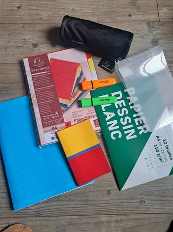 Ensemble de fournitures scolaires. Neuf.
