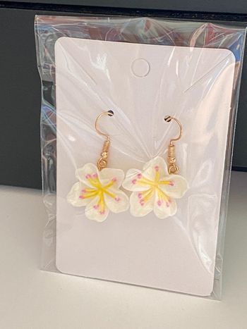 Très jolies boucles d’oreilles fleur