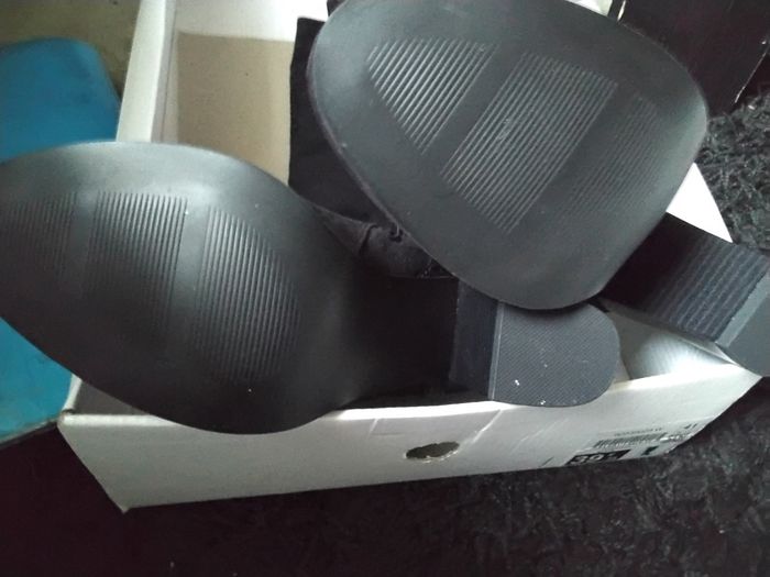 Bottes femme noir fermeture neuf trop petite ne correspond à la pointure plutôt 39 40 avec chaussettes  n'ont jamais été pmise
