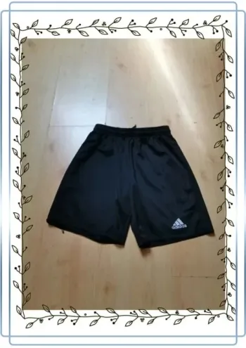 Short Nike noir 11/12 ans, bon état mais tout petit accroc à l'arrière qui ne dérange pas