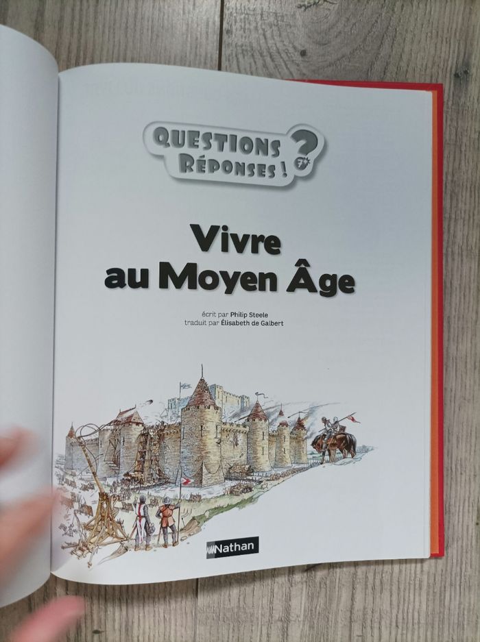 Livre instructif sur le Moyen âge neuf - photo numéro 4