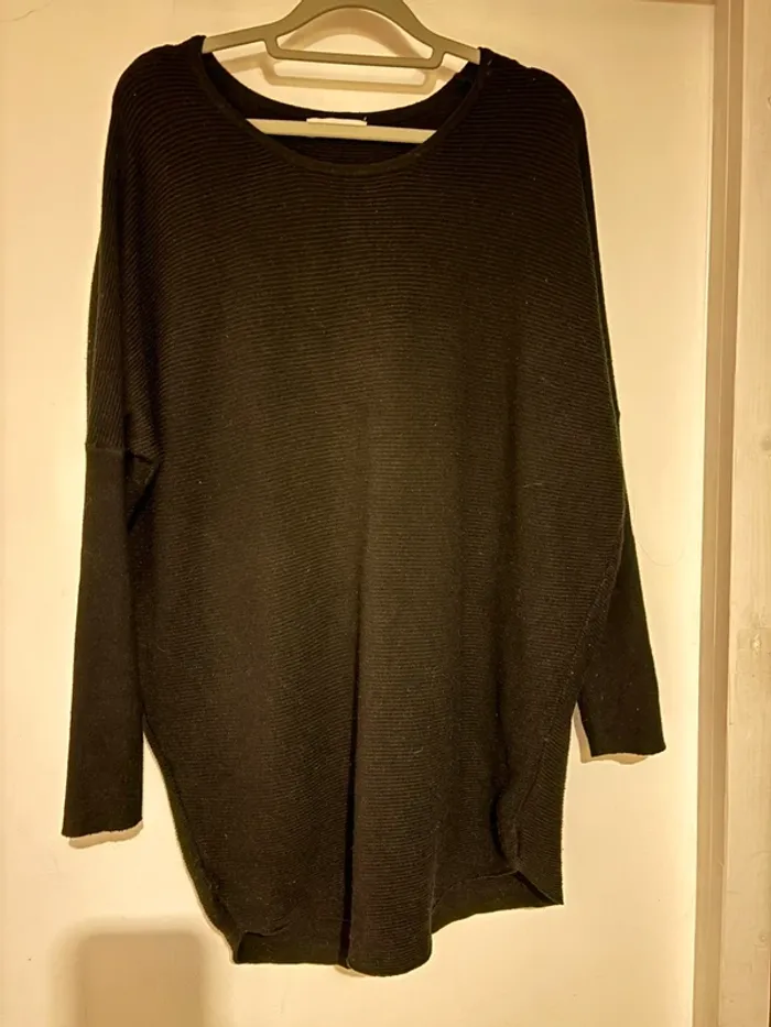 Jolie pull noir taille unique marque : M&D Fashion