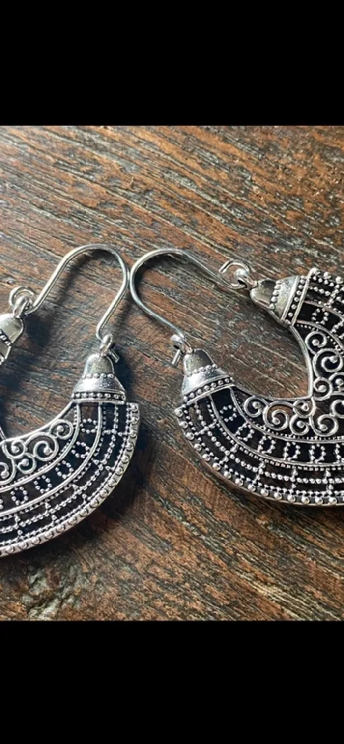 Magnifique paire de boucles d’oreilles argentées, comme neuf - photo numéro 2