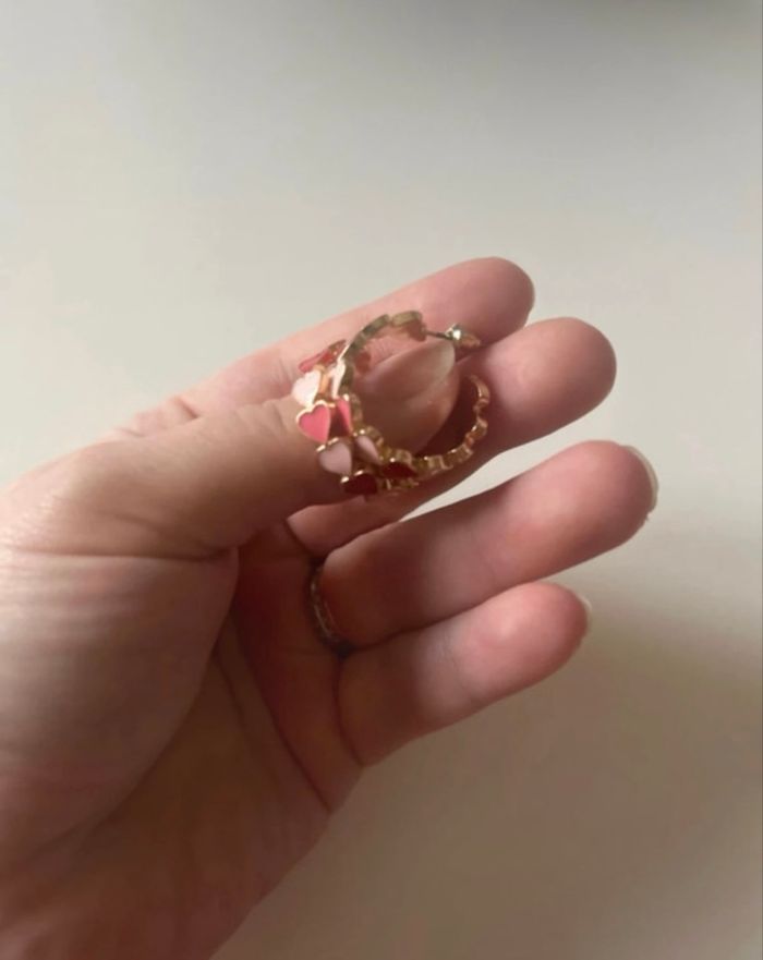 Petites créoles NEUVES pour femme motifs cœurs couleurs rouges et rose - photo numéro 5