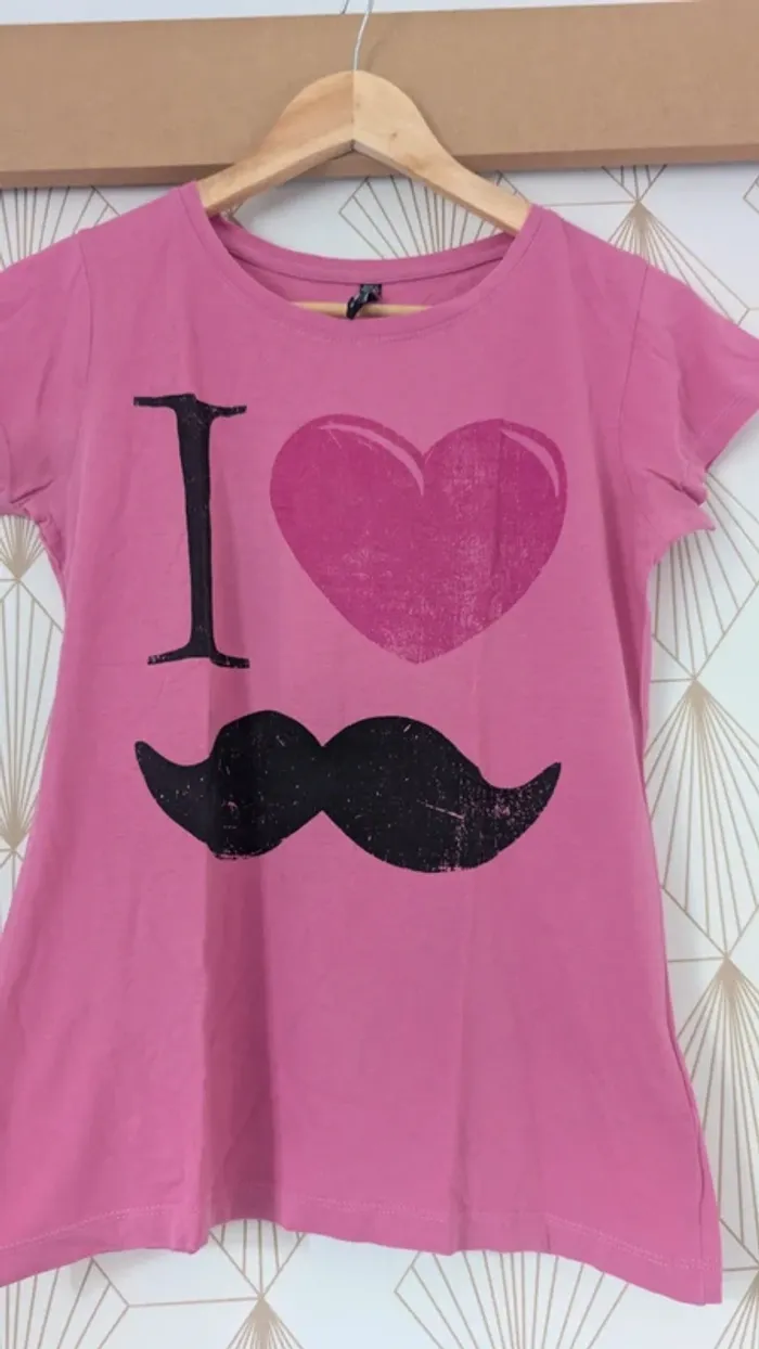 T-shirts rose moustache