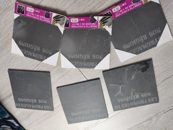 Lot de 6 assiettes carrées en ardoise.