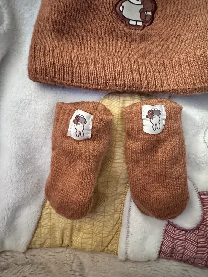 Ensemble bonnet et gant bébé avec motif lapin - photo numéro 2