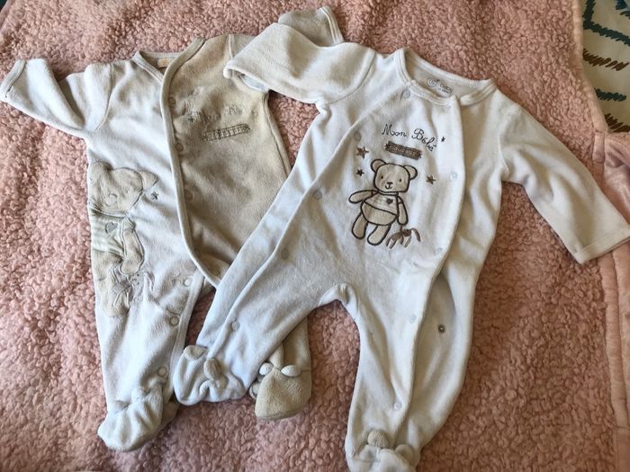 Lot pyjama, body, bavoir et bonnet - photo numéro 2