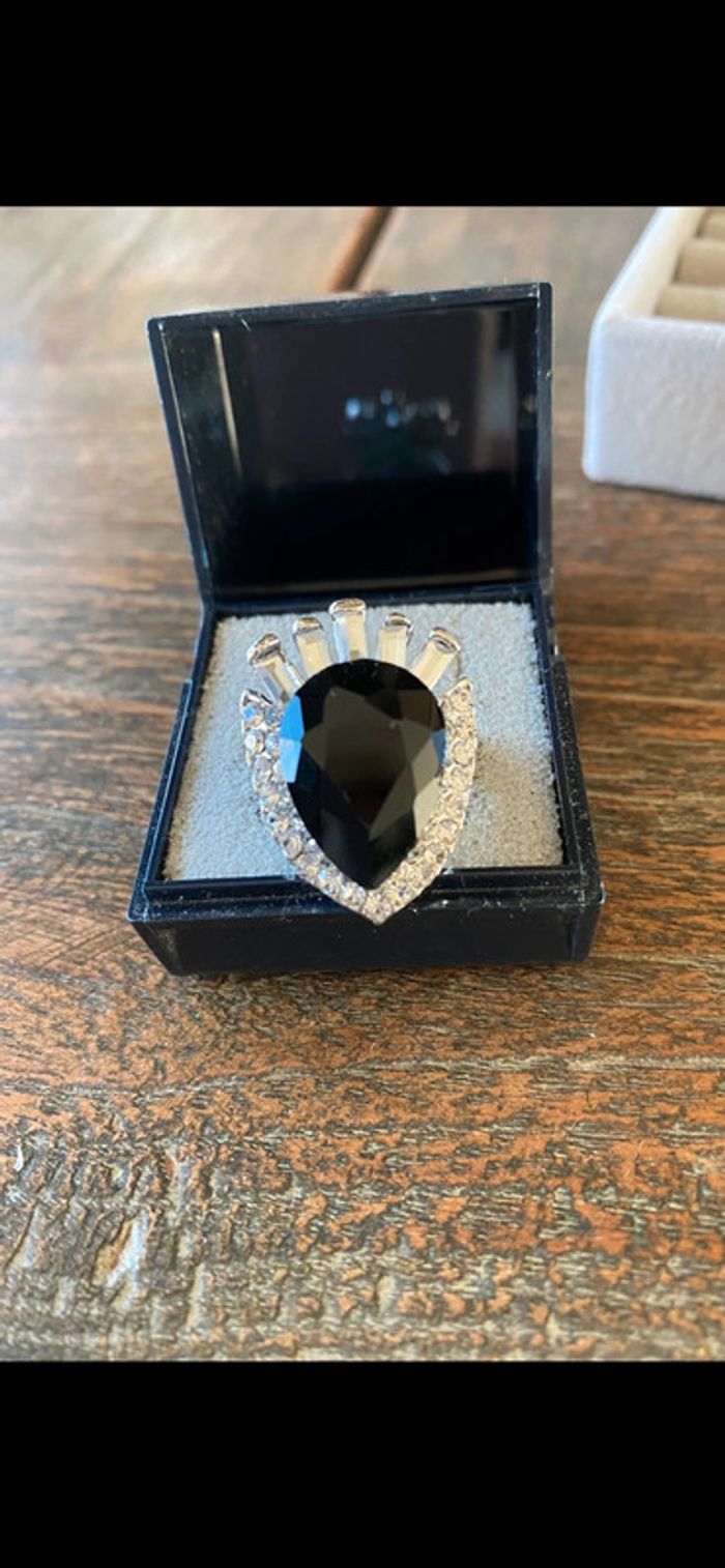 Magnifique bague réglage avec strass et pierres noires