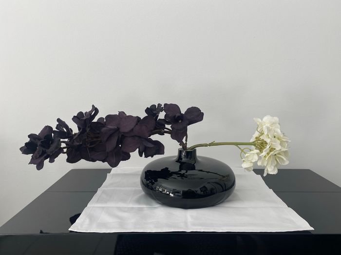 Vase Hervé Gambs en verre noir avec fleurs incluses