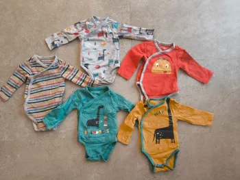 Lot 5 bodies taille 1 mois