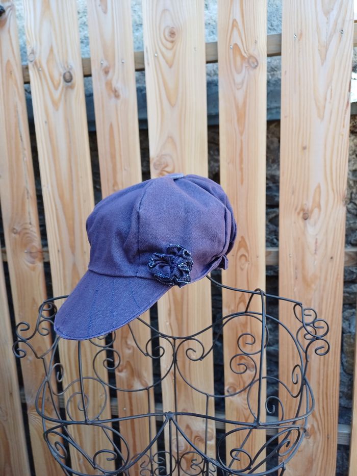 Jolie casquette gavroche violette avec fleurs - photo numéro 2