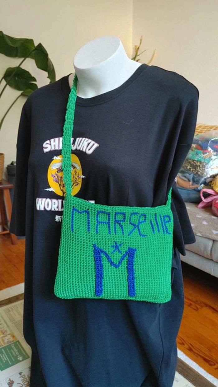 Magnifique sac tricoté main avec fil en nylon en bandoulière