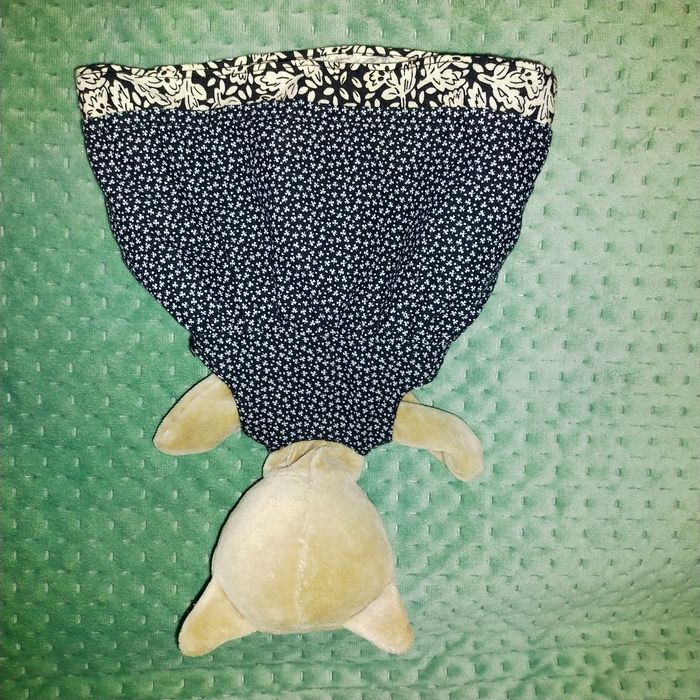 Doudou marionnette Agathe la chatte en robe noir est motif fleurs La grande famille Moulin roty - photo numéro 2