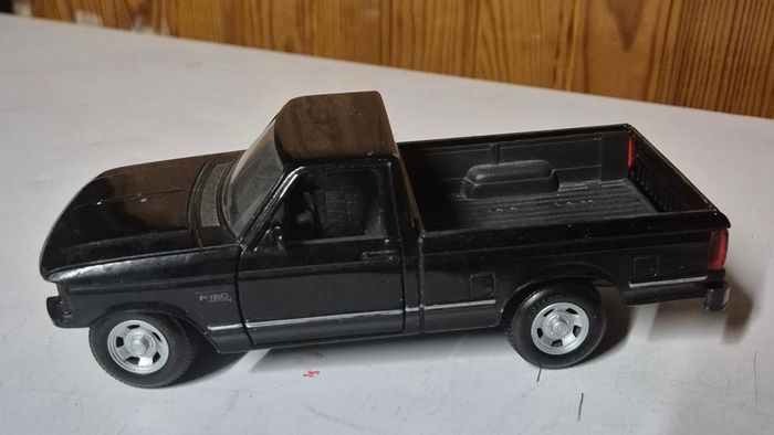 MAISTO vehicule miniature a friction ford F-150 pick up noir 1/25