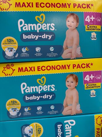 Lot de 2 cartons des couches Pampers taille 4+