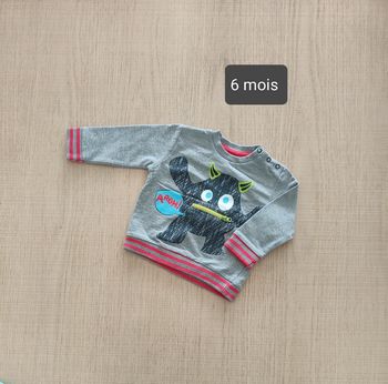 Pull motif monstre