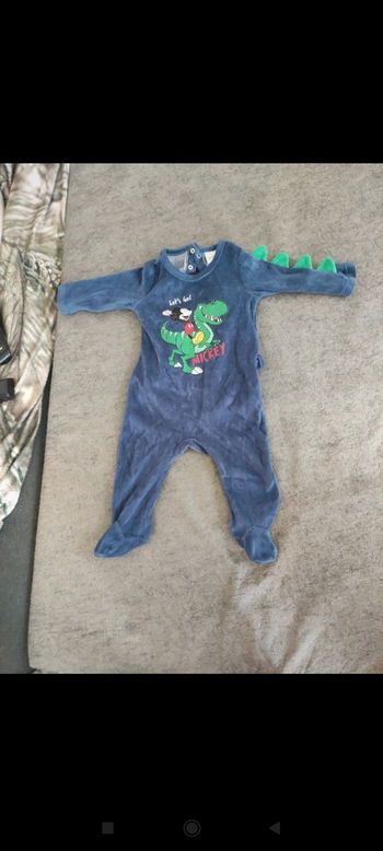 Pyjama velours  Mickey bébé garçon taille 6 mois très bon état