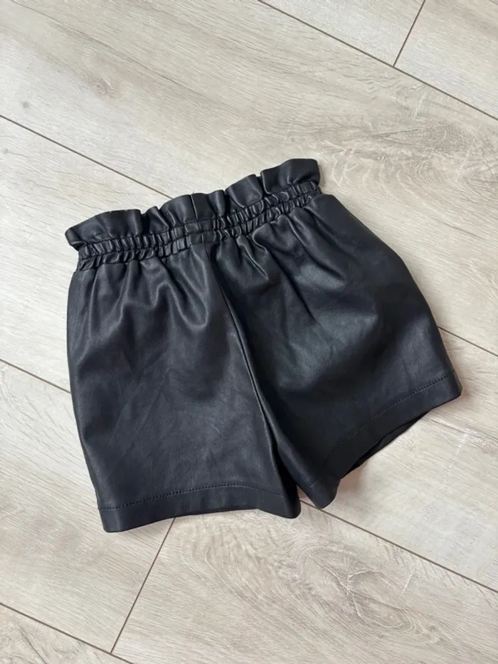 Short noir en simili cuir - photo numéro 2