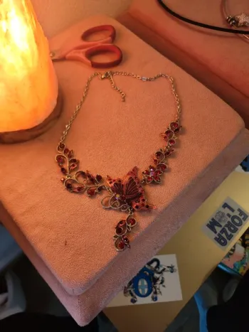 Collier et boucles d'oreilles papillon