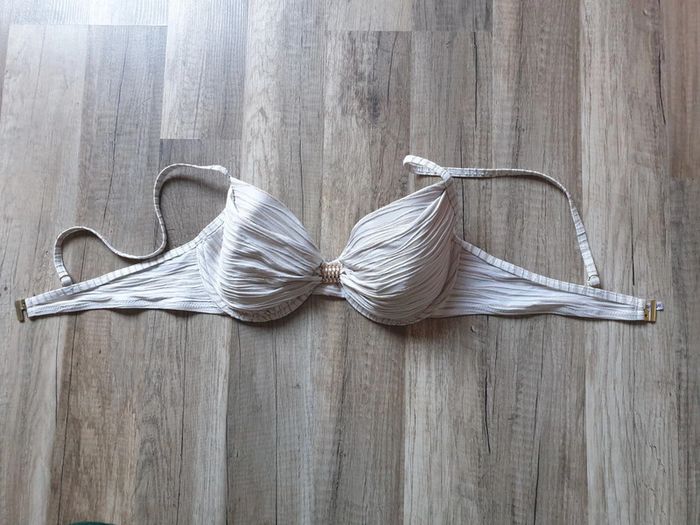 Haut de maillot de bain doré et blanc