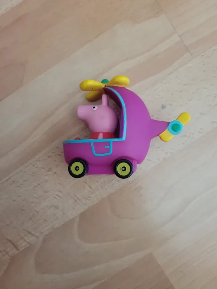 Petite figurine peppa pig avec roulettes