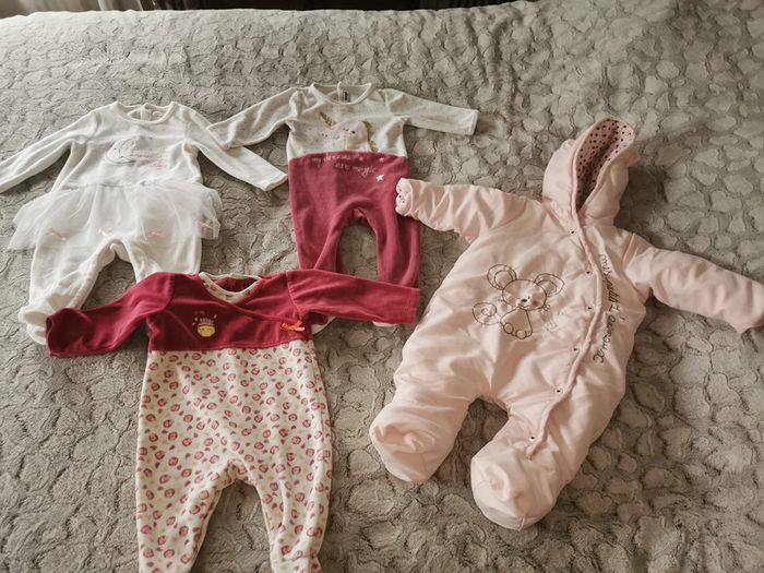 Combinaison et bodys 9 mois lot de 4 vêtements bébé