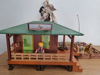 Centre de soins 
Playmobil 
De nombreux accessoires et animaux 
Excellent état