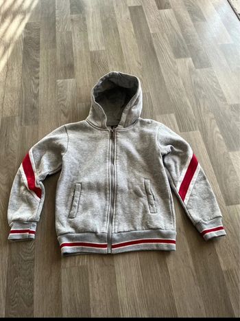 Très beau gilet à capuche taille 8 ans us free star