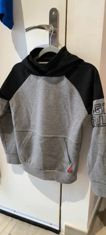 Sweat a capuche taille 12 ans