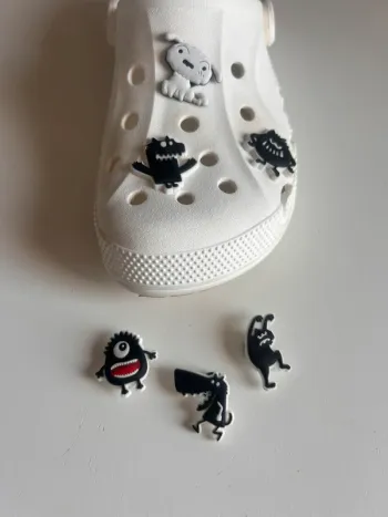 Lot de 6 charms / déco crocs thème monstre