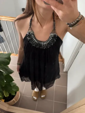 Robe tunique noire col à perle soleil