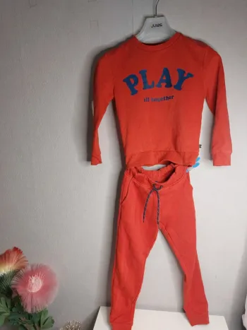 Ensemble jogging  haut taille 8ans et pantalon taille 7ans" Okaïdi"