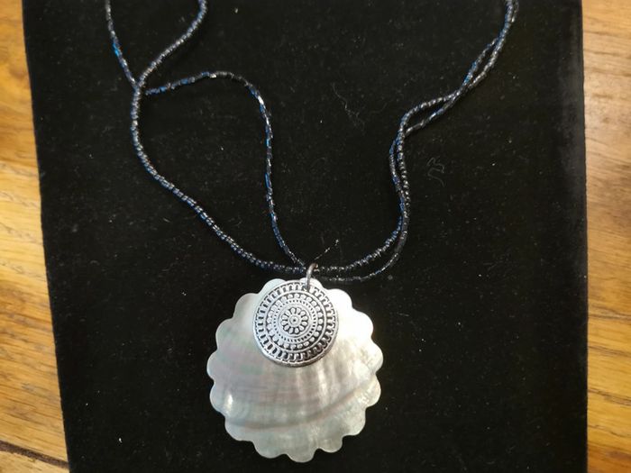 Collier. Nacré. Perles noires. - photo numéro 3