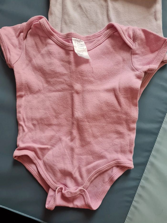 Lot bodies MC 9 mois - photo numéro 2